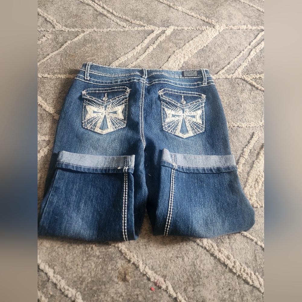 Earl Jean Capris with Embroidered Pockets